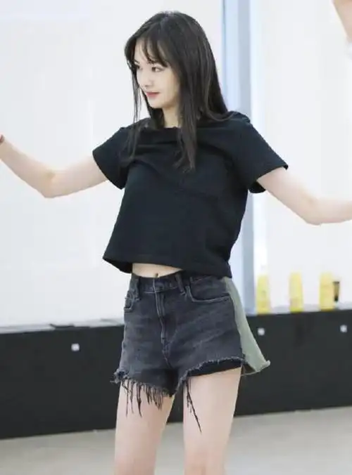 郑爽穿撞色拼接的热裤练舞,露出2cm保险裤,张恒都移不开眼!