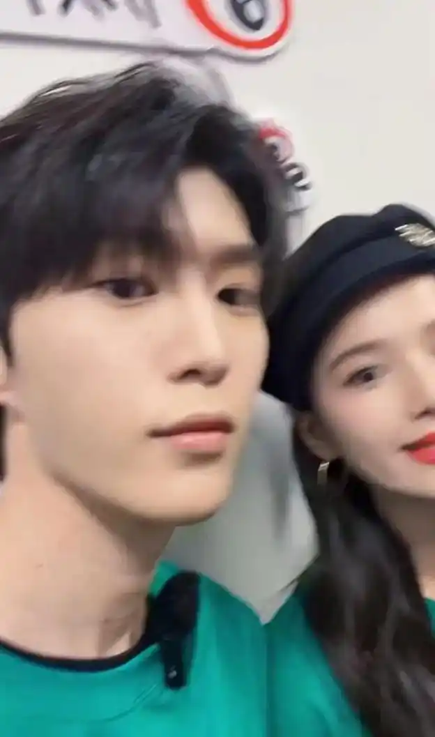 我们万一帆给女朋友扎头发好温柔啊.#人生路不熟 #范丞丞 # - 抖音