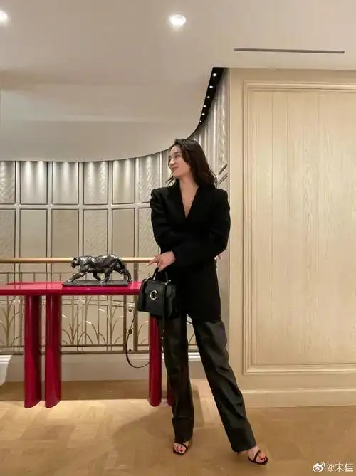 宋佳黑色西装午后随拍##宋佳黑色西装