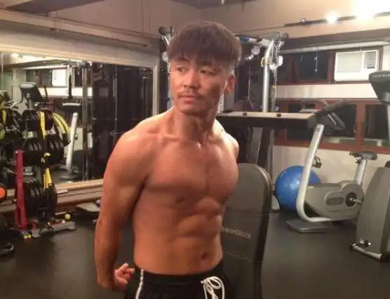 王宝强近照大秀肌肉身材!穿花衬衫衣扣全敞开,炫出8块健硕腹肌