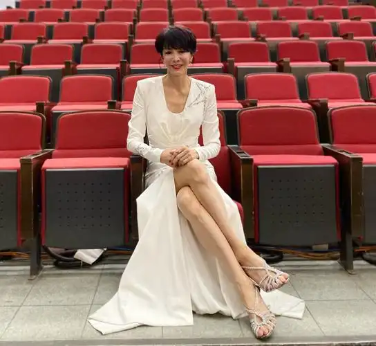 女星郑裕玲:16年爱情长跑未果,56岁男友转身"嫁入"豪门