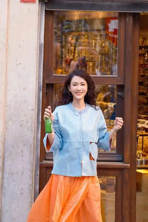 陈乔恩结婚后烫了羊毛卷,穿蓝衣 橘裙去度假,44岁美出新高度_蓝色