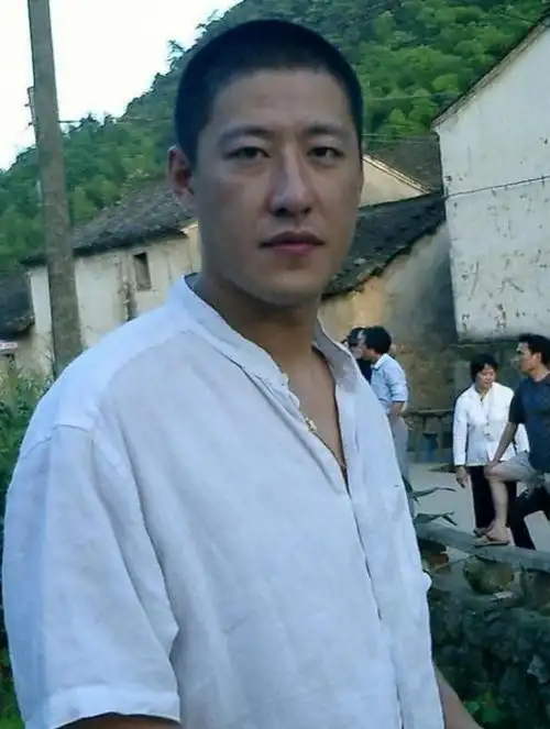 于震:二婚娶小13岁娇妻,婚后连生三胎,如今一家五口其乐融融