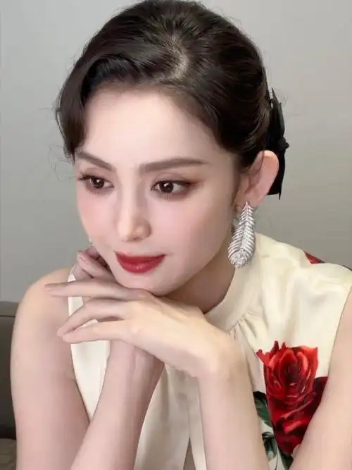 娜扎红玫瑰旗袍#古力娜扎最新物料旗袍   这个回眸 01 阮总救我 我