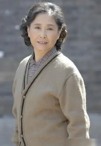 她是张嘉译的妈妈是国家一级演员从未演过主角却越老越红