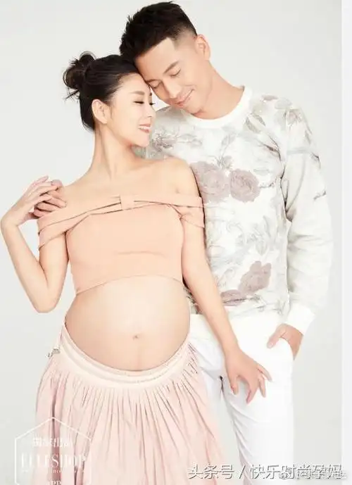 67李小萌"炫腹"孕照6767都说怀孕的准妈妈最美67