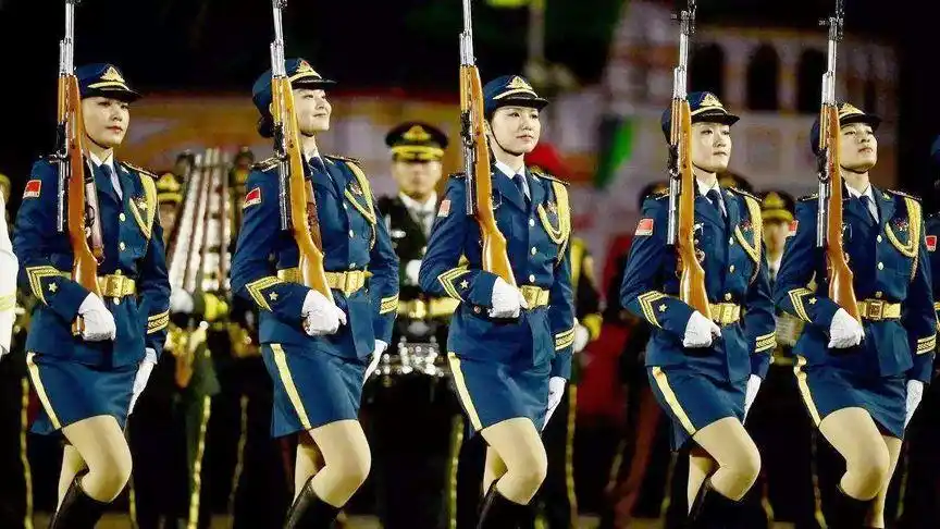 中国解放军三军仪仗队女兵霸气亮相俄罗斯,俄罗斯观众都激动坏了