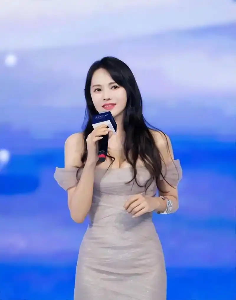 回顾伊能静与庾澄庆离婚后转身嫁小10岁秦昊48岁高龄产子幸福