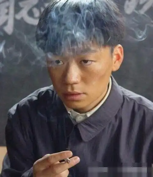 林更新,这抽烟姿势看起来有点傻,还有一丝严肃,估计和万达少爷玩游戏