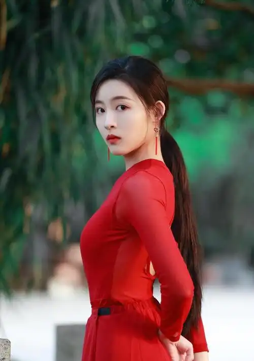青春女星孙芮分享红色透视高衩长裙写真展现苗条好身材