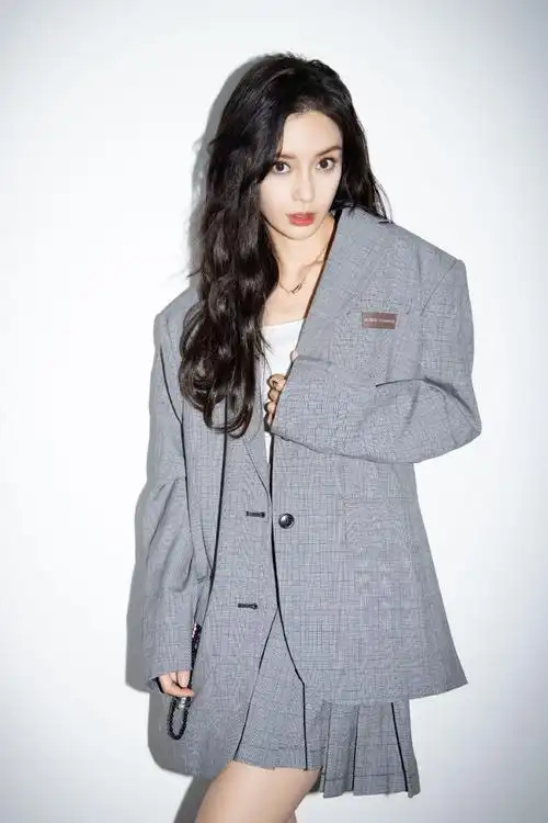 组图:angelababy穿短裙搭廓形西装 秀出精致锁骨酷飒迷人