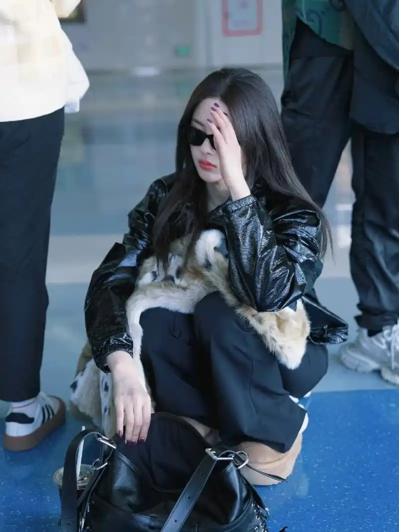 杨超越机场穿搭look  杨超越今日现身机场,私服穿搭酷飒又保暖,让人