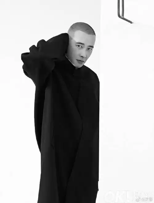 "图中的他以光头造型示人,展现硬朗帅气的一面,本尊还不忘调侃自己为"