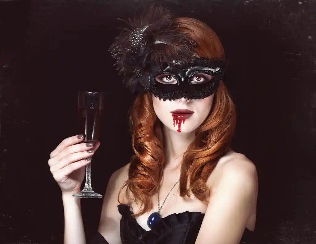 带血的玻璃面具的红发吸血鬼女人.