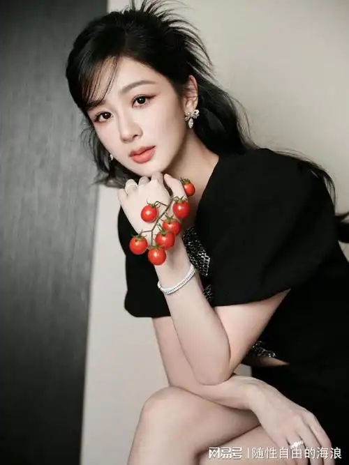 杨紫新造型释出黑色镂空蝴蝶结式短裙造型让人惊艳知性又优雅