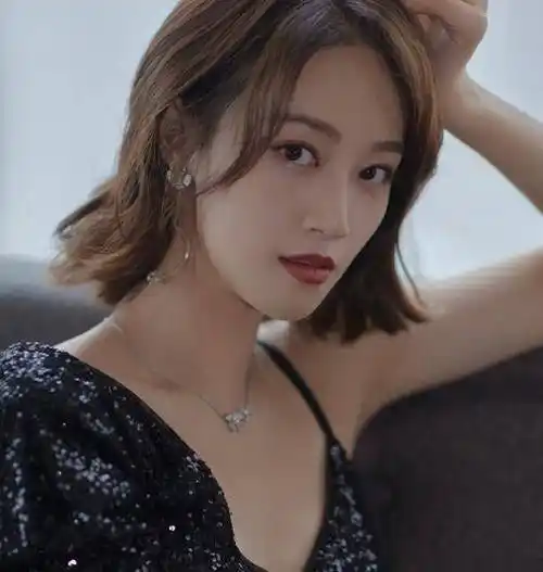 原创蓝盈莹野心穿搭牛仔裤就靠几根铁链撑着露出黑内搭尽显好身材