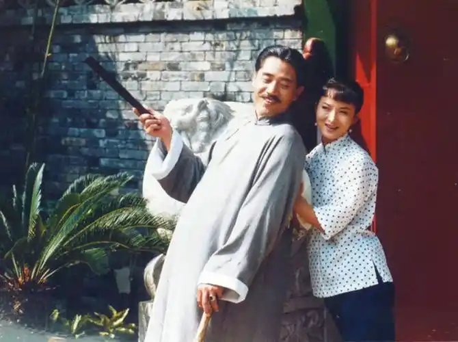 女演员谢兰是在《大宅门》里面的李香秀,男演员师小红是在《上错花轿