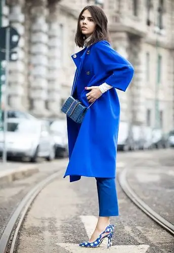 春天的话,蓝色跟挺括的套装和大衣最配.