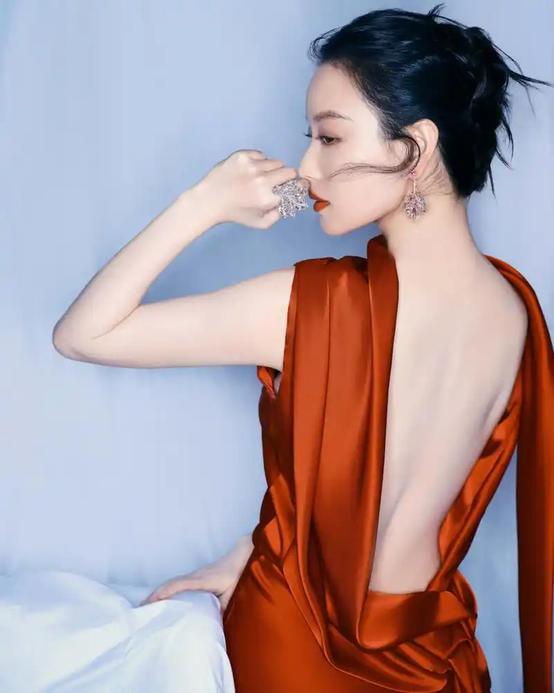 倪妮红裙美背