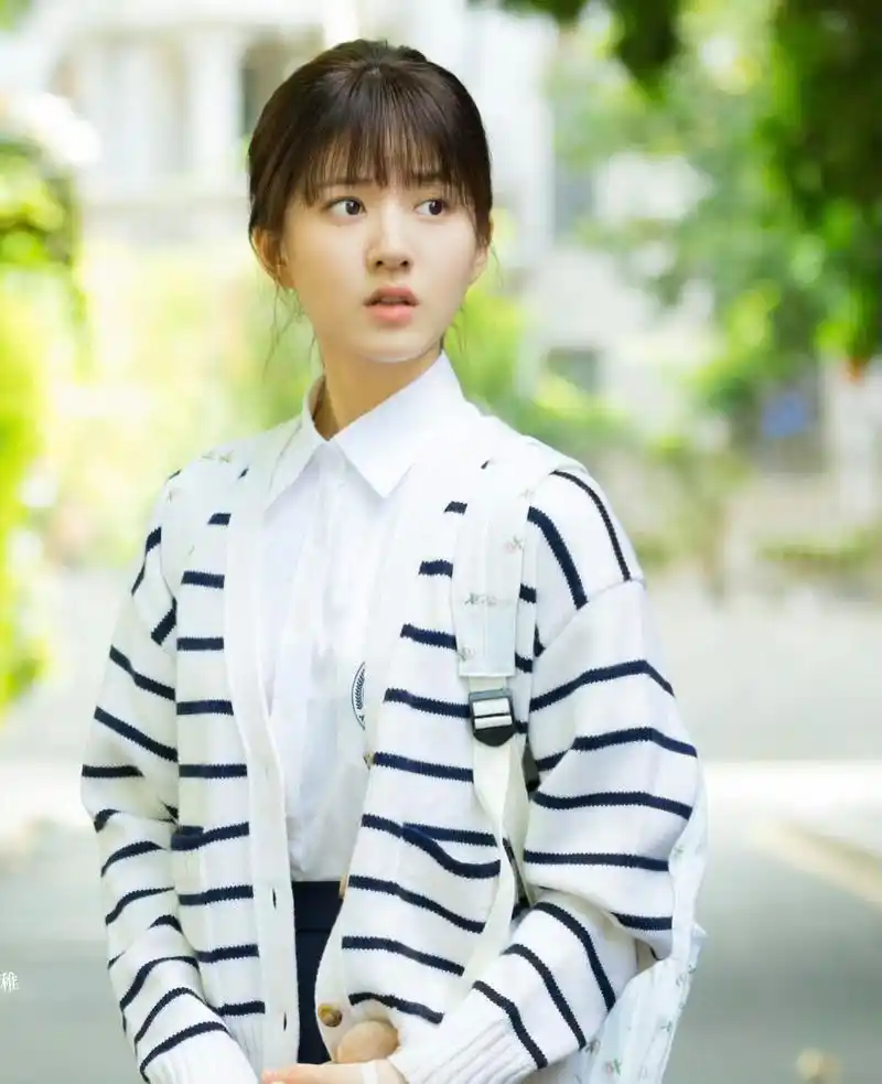 《偷偷藏不住》里的青春少女穿搭来袭,赵露思版桑稚,甜美又可爱