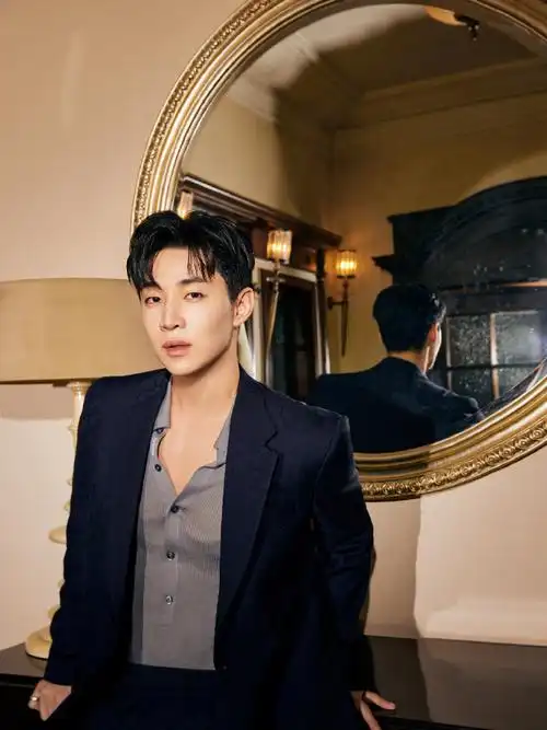 刘宪华站桌子上表演