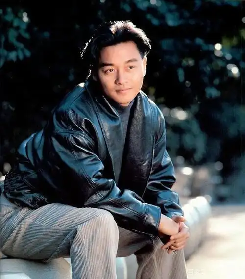 作为"谭张争霸"时代的另一位男主角,中国香港歌手张国荣堪称天王巨星