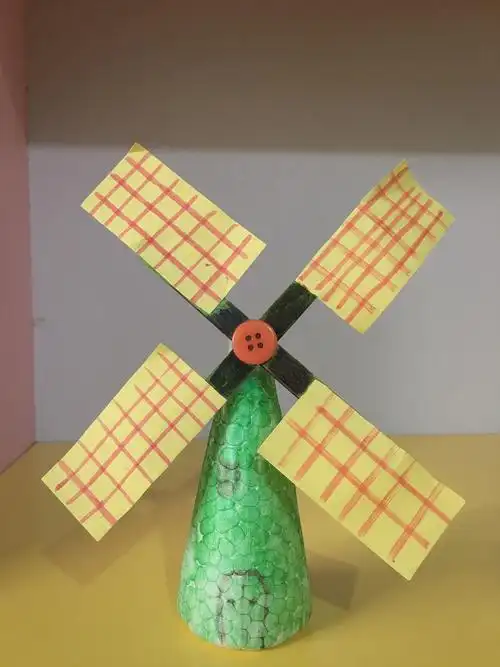 活动目标: 1,组合不同的材料. 2,了解荷兰风车的特征.