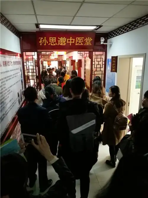 西安交大一附院医护人员参观市职防院医养结合工作