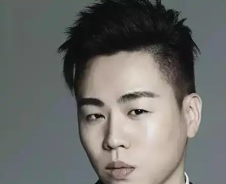 【齐刘海是遮大额头的利器】男生换发型,经常首先就是在刘海上下功夫