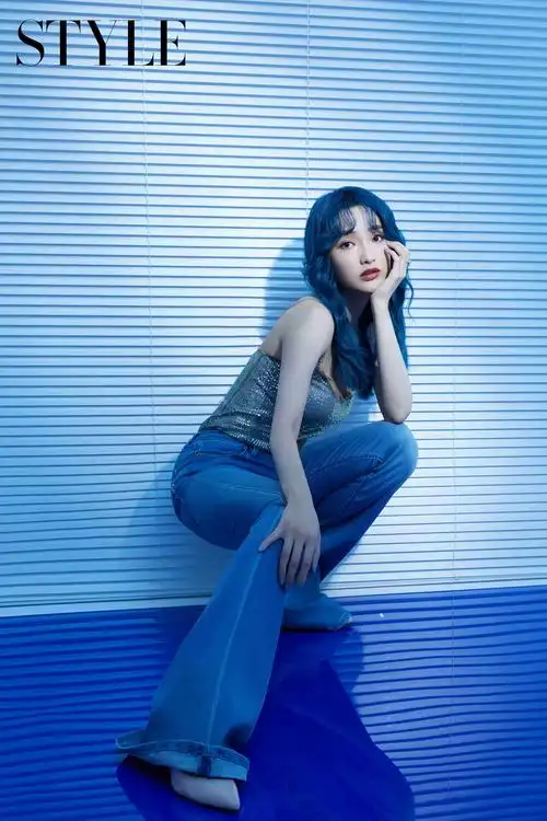 许馨文最新杂志大片 蓝发造型尽显清冷气质 - 明星 - 南方娱乐网
