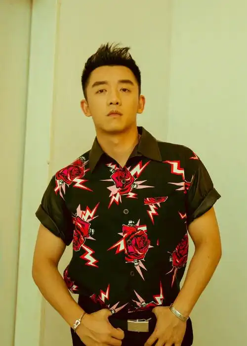 郑恺凭借阳光帅气的形象和超强的运动细胞,获有"小猎豹"的美称