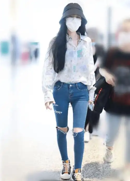 张碧晨也太瘦了吧这么紧的牛仔裤都塞得下牙签腿真吸睛