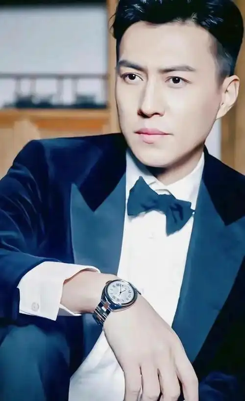 靳东算不算一流美男子?看他和黄晓明,胡歌等人的合照就有答案了