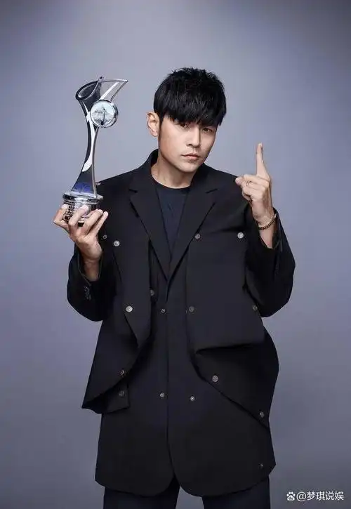 周杰伦戴假发看澳网穿万元外套状态引热议昆凌依然少女