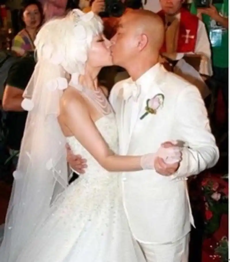 当年,张卫健拍摄《欢喜游龙》时,喜欢上了同在剧组的张茜,而张茜也