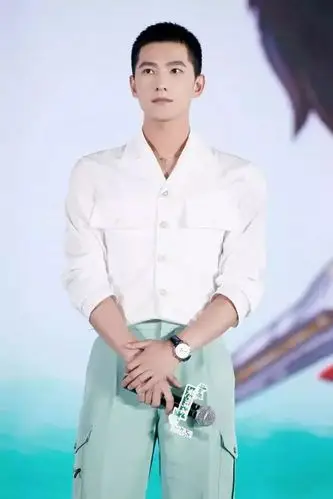 杨洋的帅气寸头造型,每个男生都会尝试!_短发