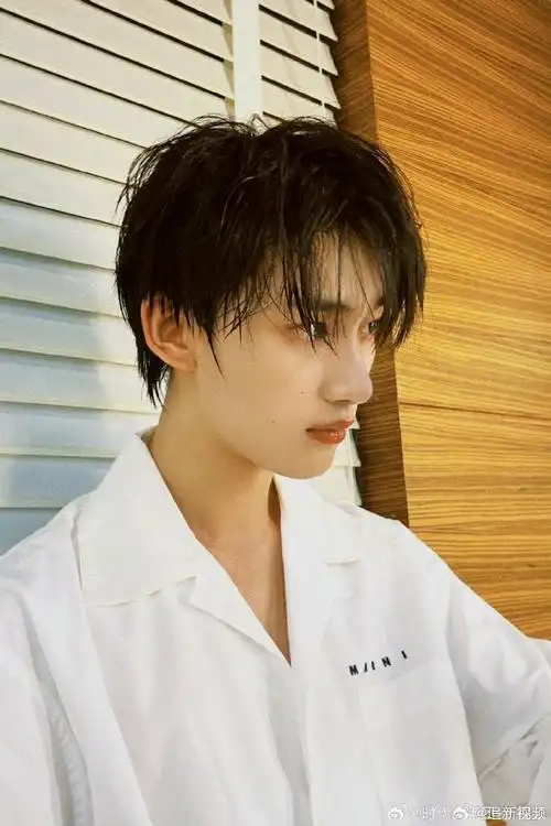 丁程鑫湿发侧颜照#丁程鑫湿发侧颜照,帅的好超过!#丁程鑫摸帽檐