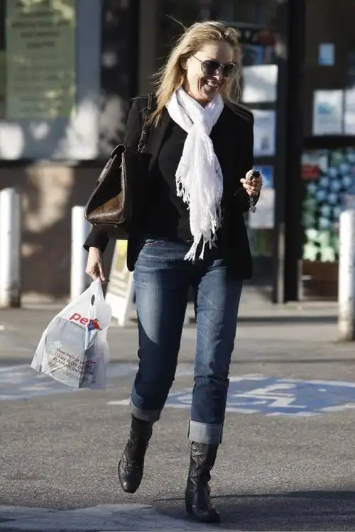 街拍的童鞋们一定了解到,亮色搭配是整个2011年欧美明星们在着装色彩