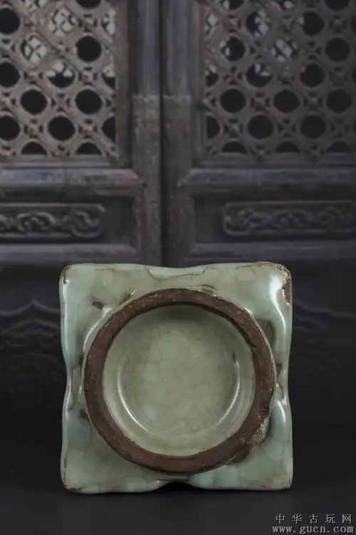 南宋龙泉官窑大件琮式瓶