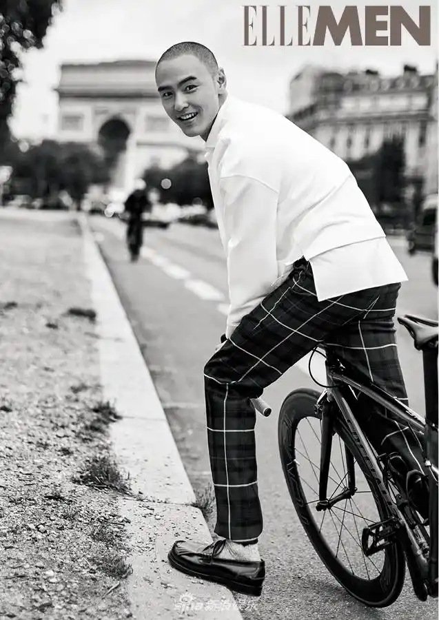 阮经天光头造型型格不减骑行漫步撩力爆表