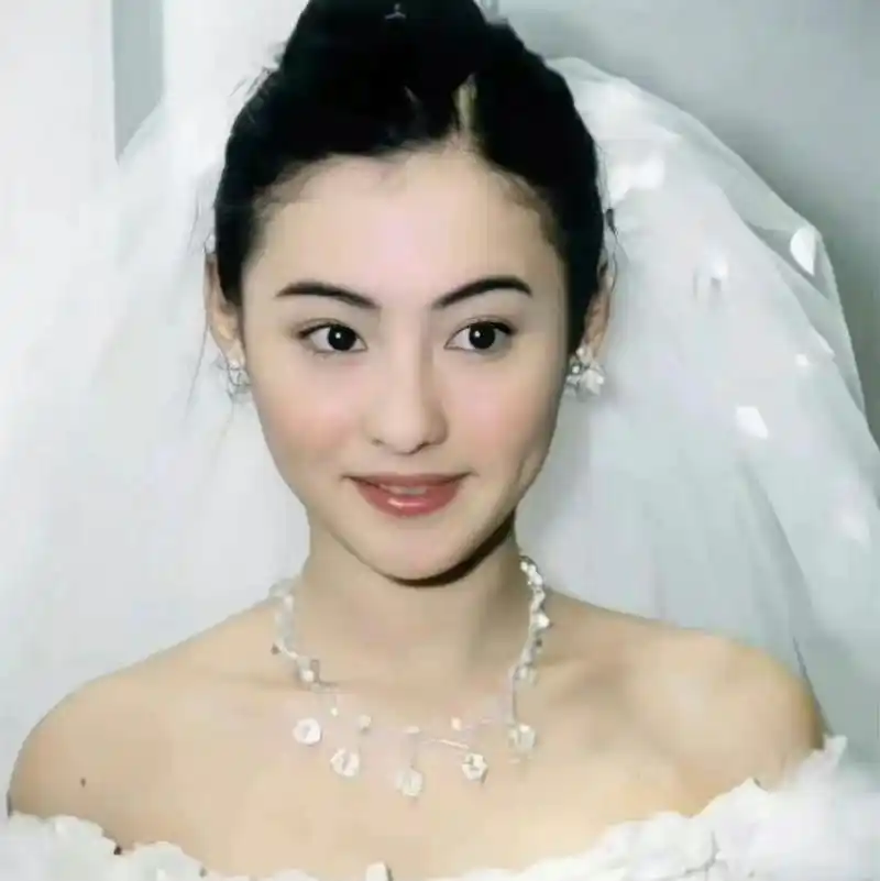 张柏芝当年的婚纱照