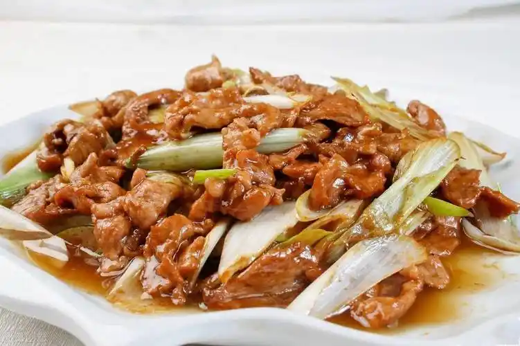 做葱爆牛肉,腌制时这4样缺一不可,牛肉滑嫩入味,鲜香下饭