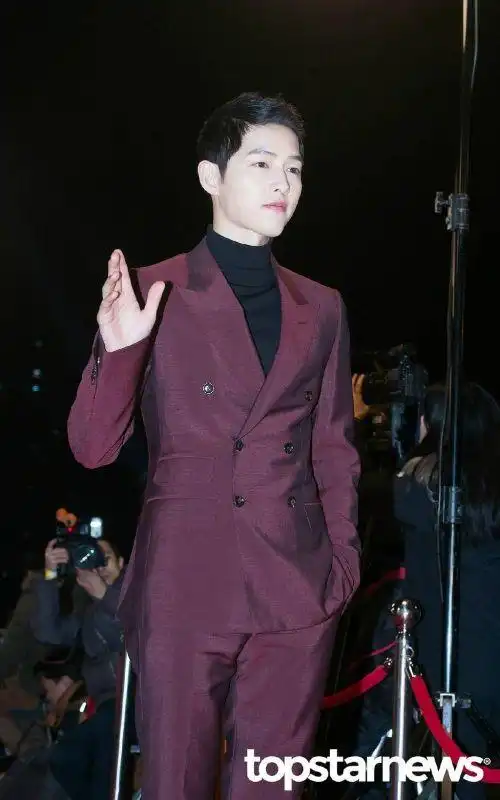 肌肉男:宋仲基西装图片:微微一笑很撩妹-小虾米