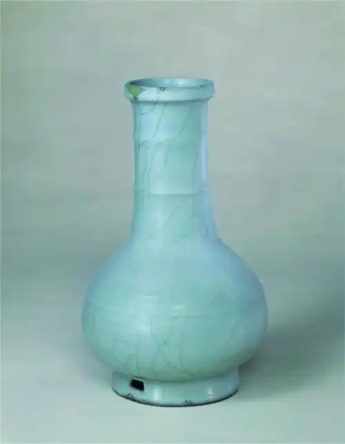 官窑粉青釉弦纹瓶形似竹节的弦纹改变了造型的单调感,增强了器物的