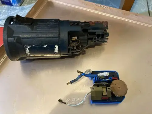 bosch博世ggs27lc直磨机不知道怎么拆了如图求助