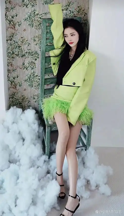 杜淳老婆王灿晒美照,一身绿色打扮又嫩又漂亮,网友吐槽太想火了