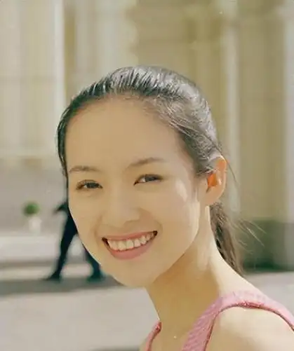 17岁的章子怡曾是何等妩媚大学时期绝美身姿堪称真正玉女