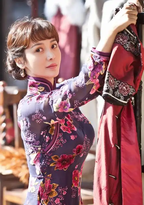 柳岩晒照,旗袍加身,好身材尽显,为新电影打call