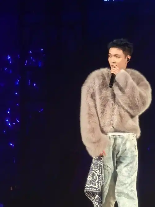 张艺兴蓝色碎盖短发#我靠,这什么发型好野!