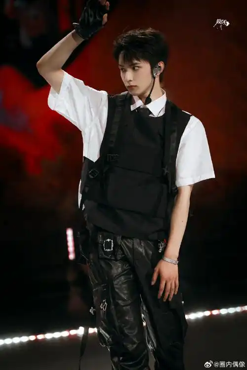 刘耀文剪短发了